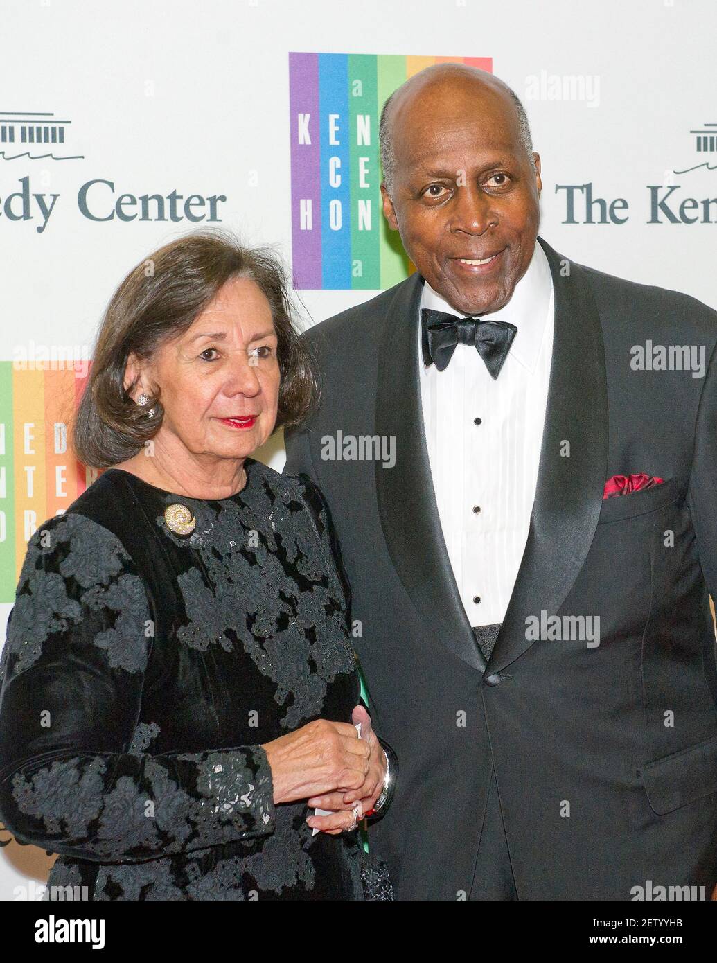 Vernon Jordan et sa femme, Ann, arrivent pour le dîner de l'artiste officiel en l'honneur des récipiendaires des distinctions honorifiques du Kennedy Center 2013, organisé par le secrétaire d'État des États-Unis John F. Kerry au département d'État des États-Unis à Washington, DC, le samedi 7 décembre 2013. Les 2013 lauréats sont : la chanteuse d'opéra Martina Arroyo; la pianiste, la claviériste, le chef de bande et compositeur Herbie Hancock; la pianiste, la chanteuse et l'auteur-compositeur Billy Joel; l'actrice Shirley MacLaine; et le musicien et auteur-compositeur Carlos Santana.Credit: Ron Sachs/CNP | usage dans le monde entier Banque D'Images