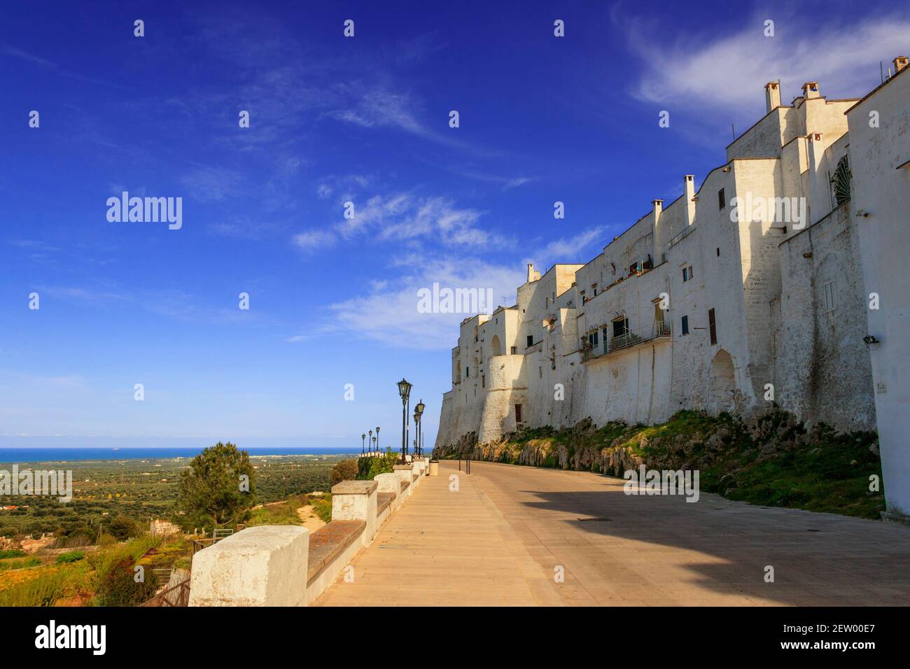 La vieille ville d'Ostuni, Puglia, Italie. Elle est communément appelée « la ville blanche » pour ses murs blancs et son architecture peinte en blanc. Banque D'Images