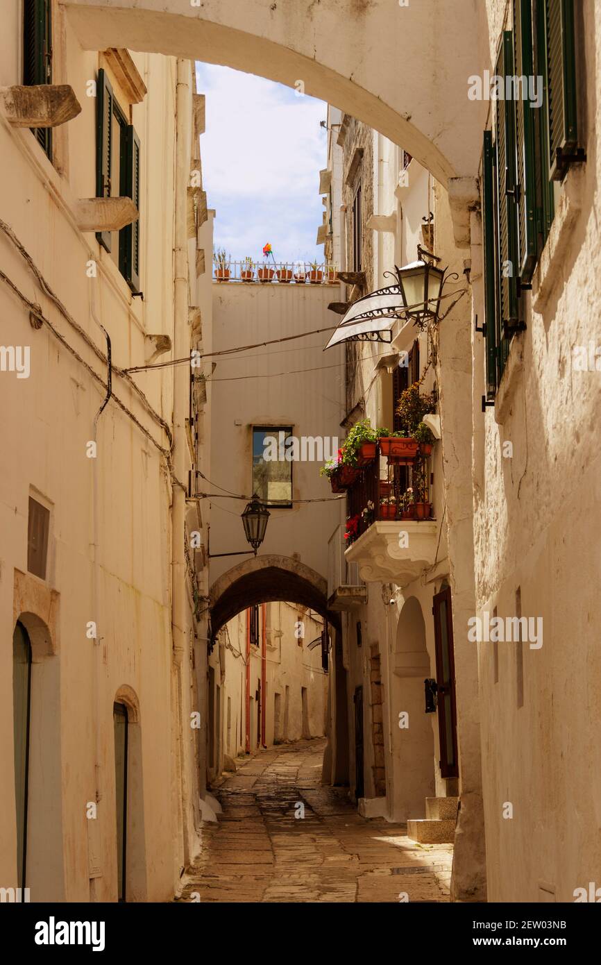 La vieille ville d'Ostuni, Puglia, Italie. Elle est communément appelée « la ville blanche » pour ses murs blancs et son architecture peinte en blanc. Banque D'Images