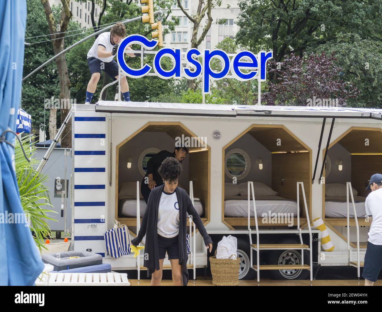 Les travailleurs préparent la remorque Casper NAP Tour équipée de sommiers  équipés de matelas Casper lors d'un événement promotionnel à Flatiron Plaza  à New York le vendredi 14 juillet 2017. La société