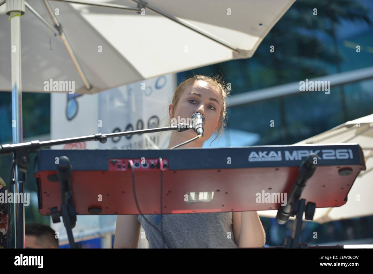 Miranda Miller, de Hey Violet, se produit lors de la fête d'été en piscine Y100 Mack-A-Poolooza à Fontainebleau Miami Beach le 15 juillet 2017 à Miami Beach, en Floride. (Photo de JL) *** Veuillez utiliser le crédit du champ de crédit *** Banque D'Images