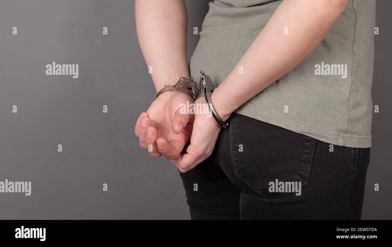 femme en menottes, arrestation pour violation de la loi Banque D'Images