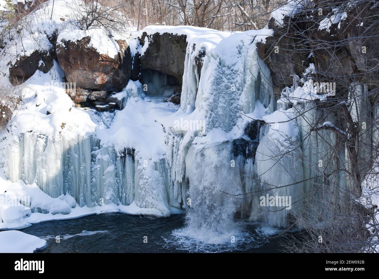Une chute d'eau gelée en hiver Banque D'Images
