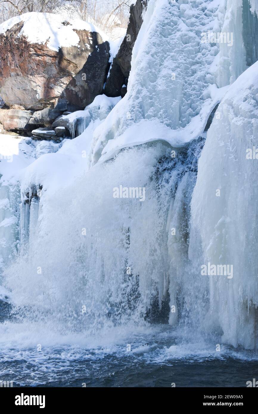 Cascade d'eau dans un lac Banque D'Images