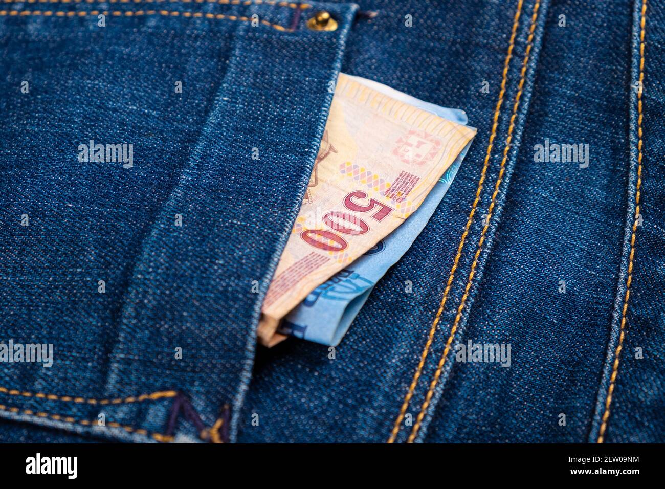 papier argent dans la poche de jean, forints l'argent comptant Banque D'Images