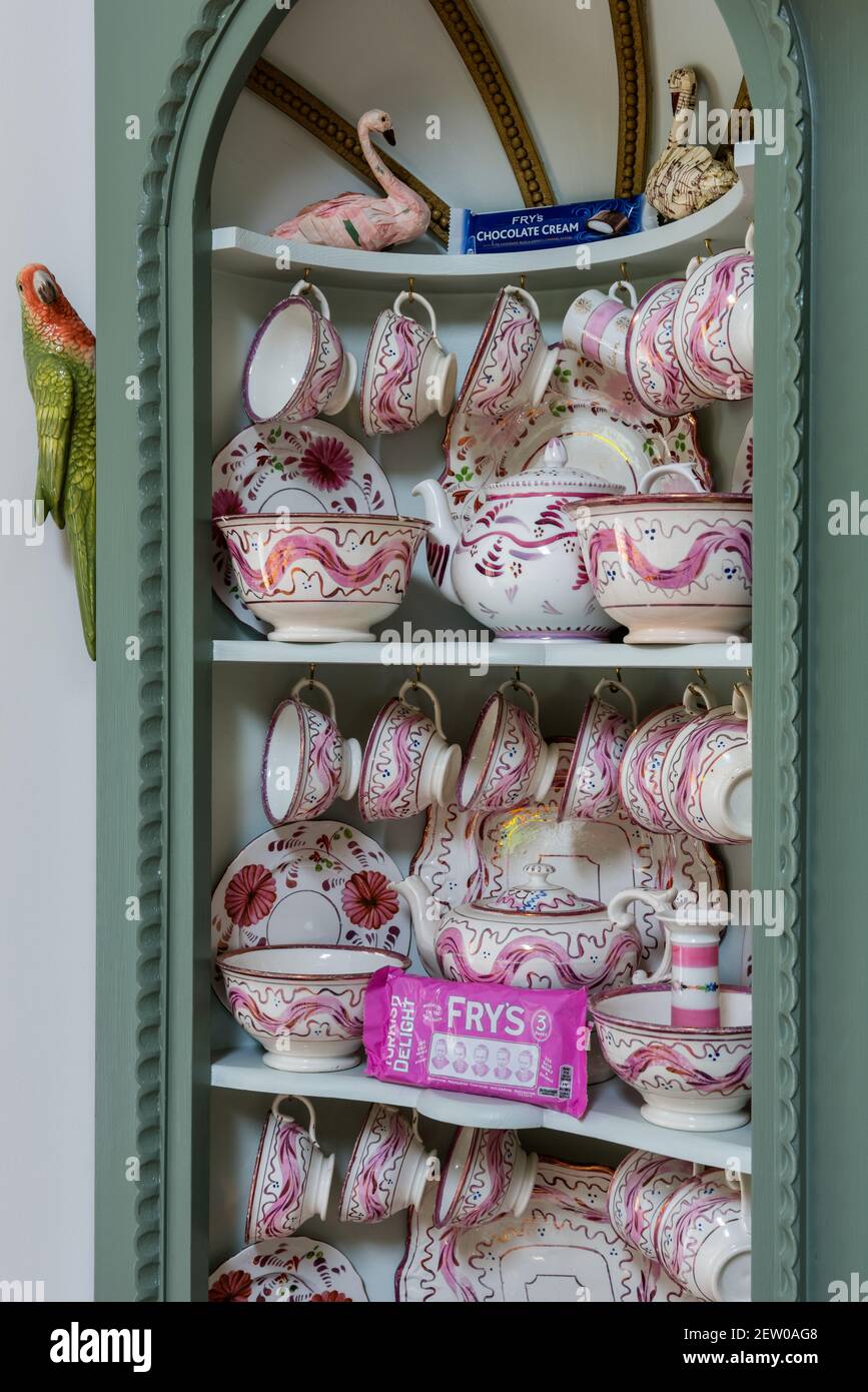 Collection de porcelaine et porcelaine d'époque dans l'armoire, Dorset. Banque D'Images