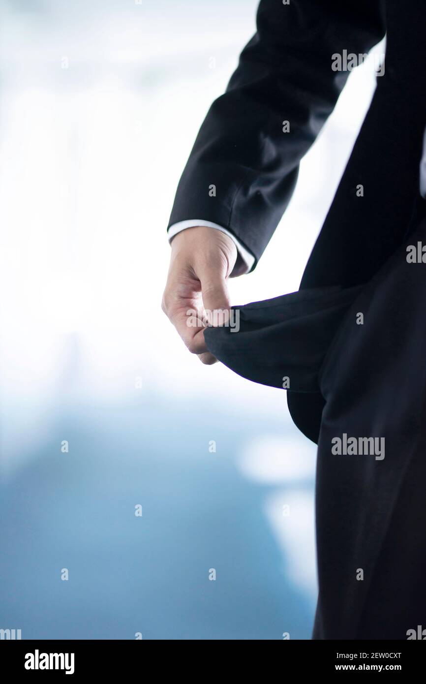 Gros plan d'un homme d'affaires montrant une poche vide Banque D'Images