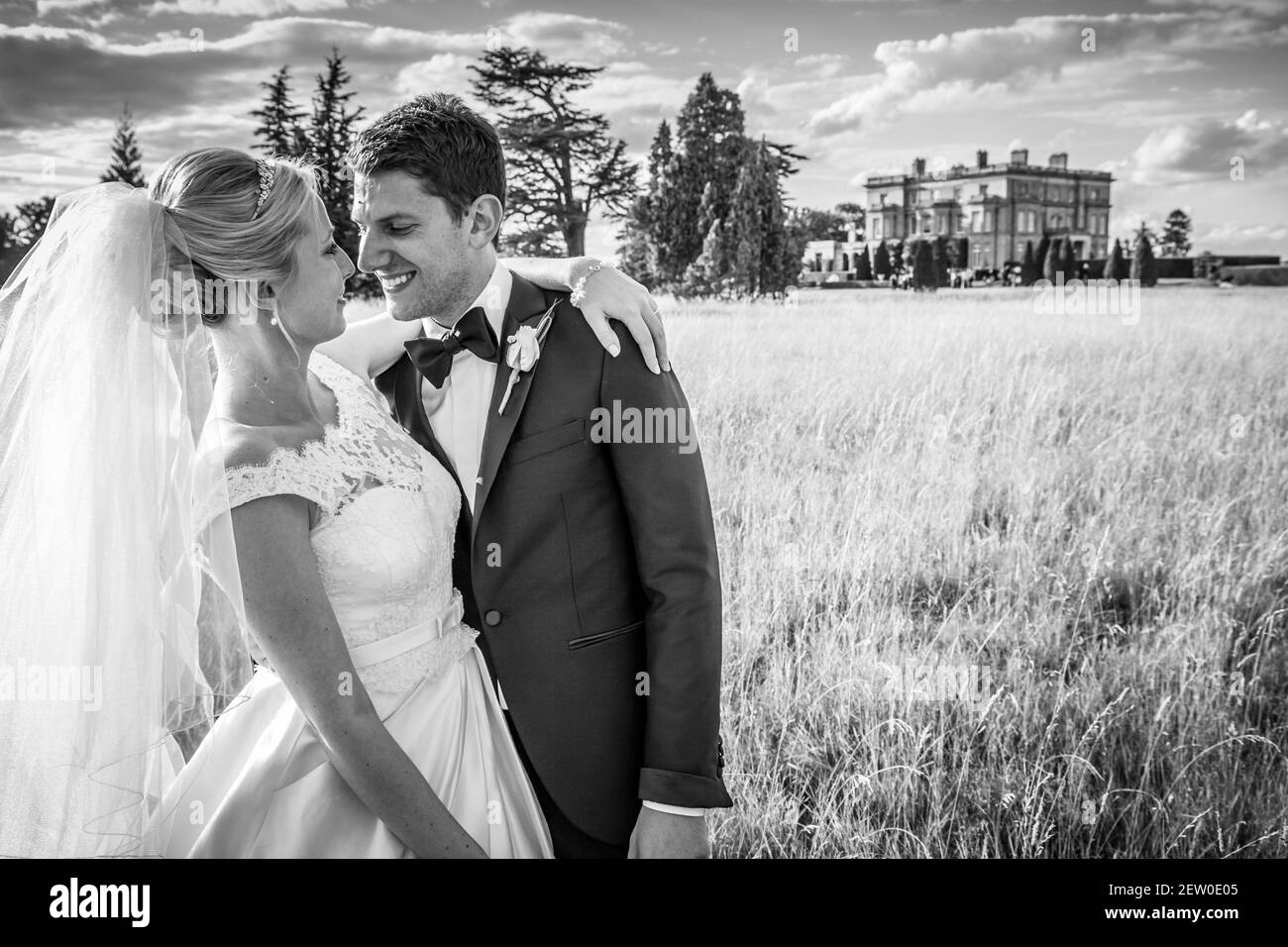 Mariée et mariée regardant très heureux et dans l'amour sur le jour de leur mariage Banque D'Images