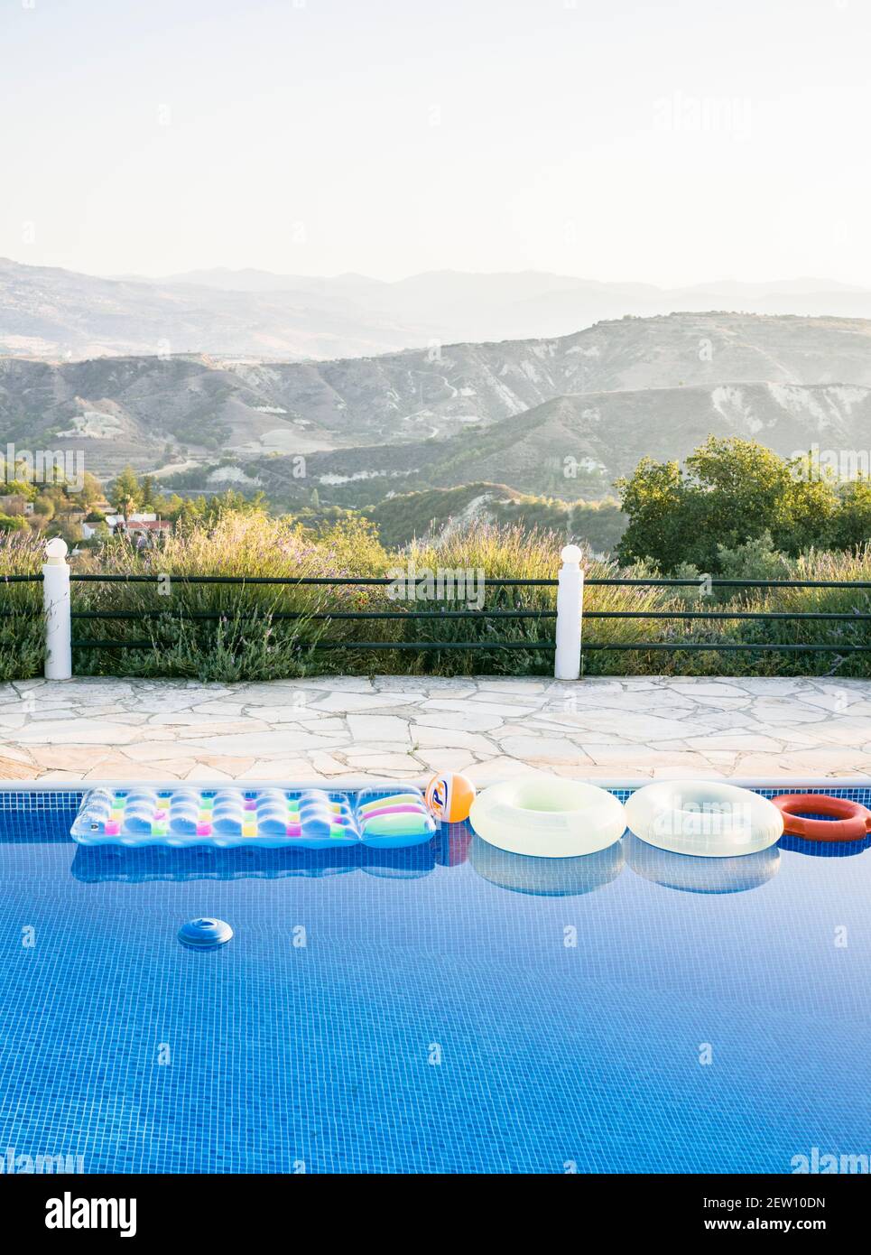 vue sur une piscine avec des inflatables, avec une magnifique chaîne de montagnes en toile de fond Banque D'Images