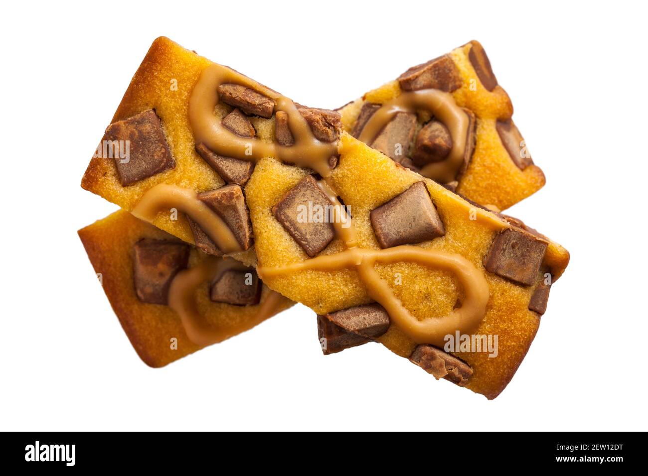 Tranches de gâteau au caramel de lait Cadbury Dairy isolées sur fond blanc Banque D'Images