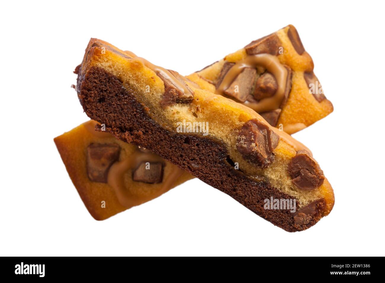 Tranches de gâteau au caramel de lait Cadbury Dairy isolées sur fond blanc Banque D'Images
