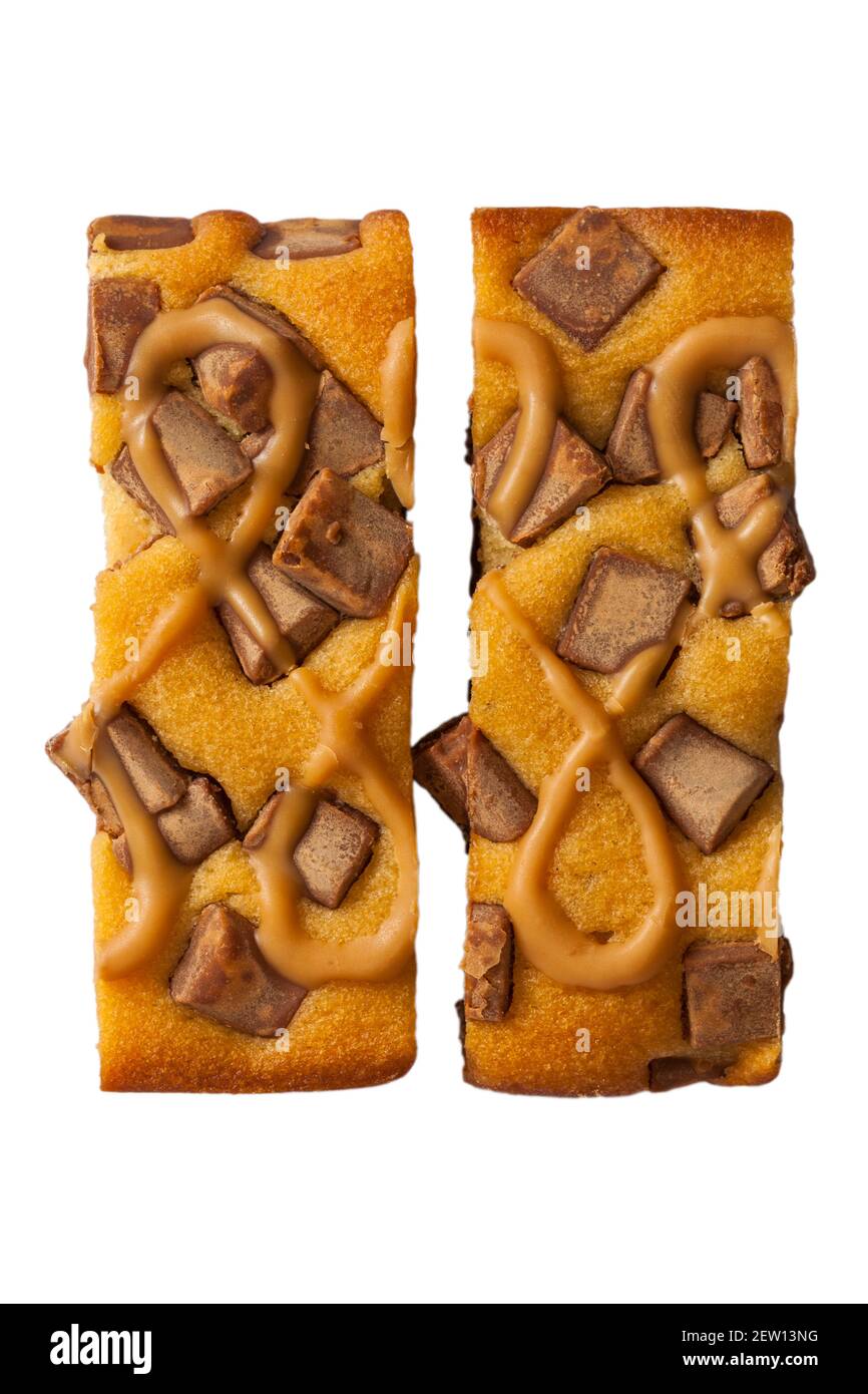 Tranches de gâteau au caramel de lait Cadbury Dairy isolées sur fond blanc Banque D'Images