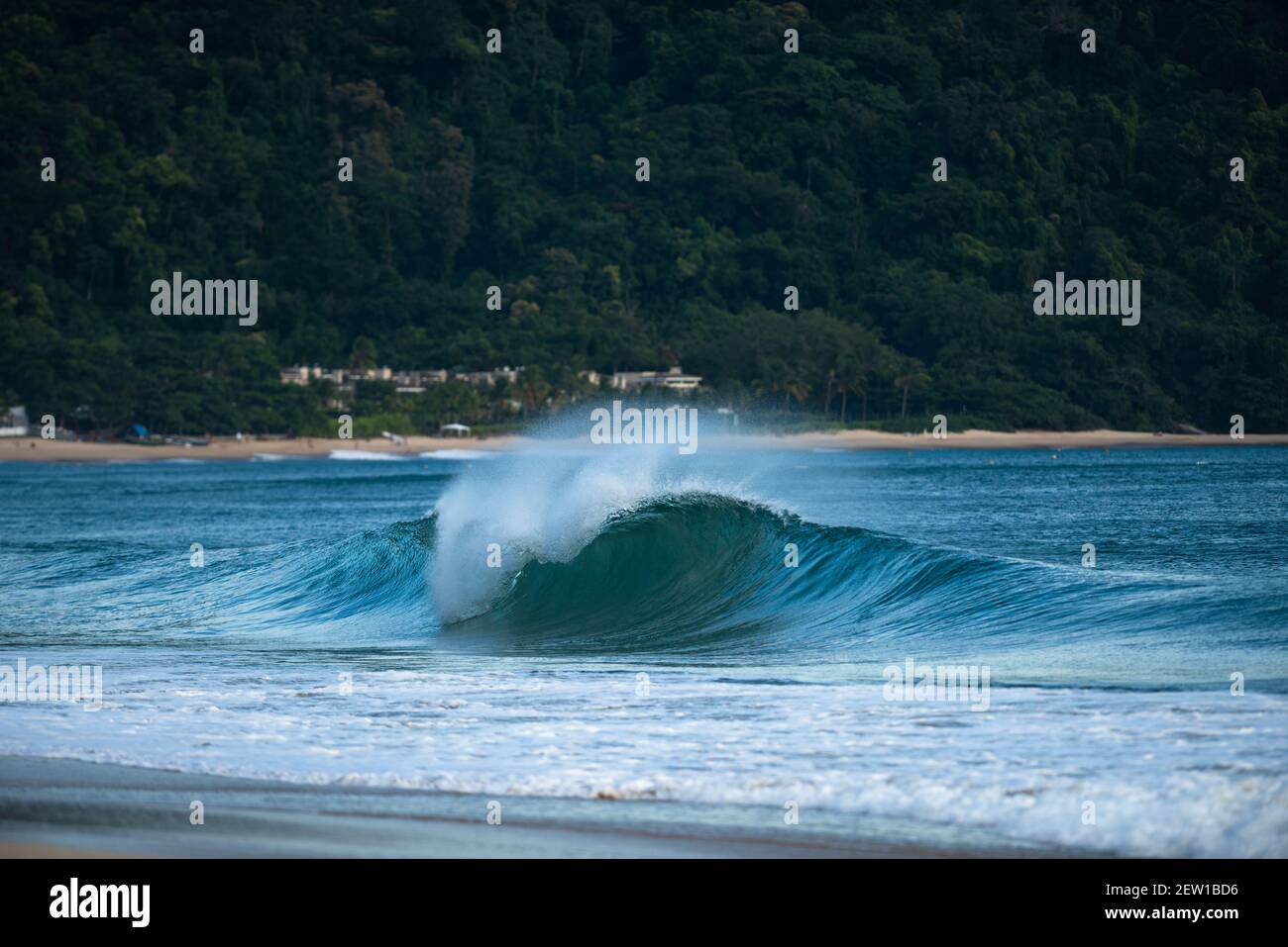 Une seule vague se brise à la plage de Santiago, au sud-est du Brésil Banque D'Images