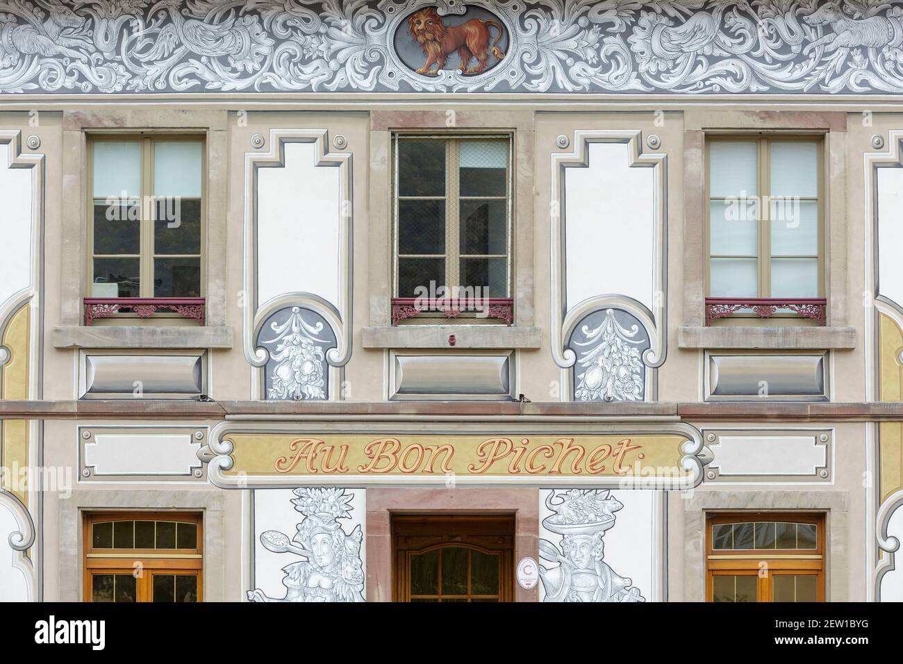France, Bas Rhin, Selestat, trompe l'œil façade du restaurant au bon Pichet  situé sur les Marches aux Choux (marché aux choux Photo Stock - Alamy