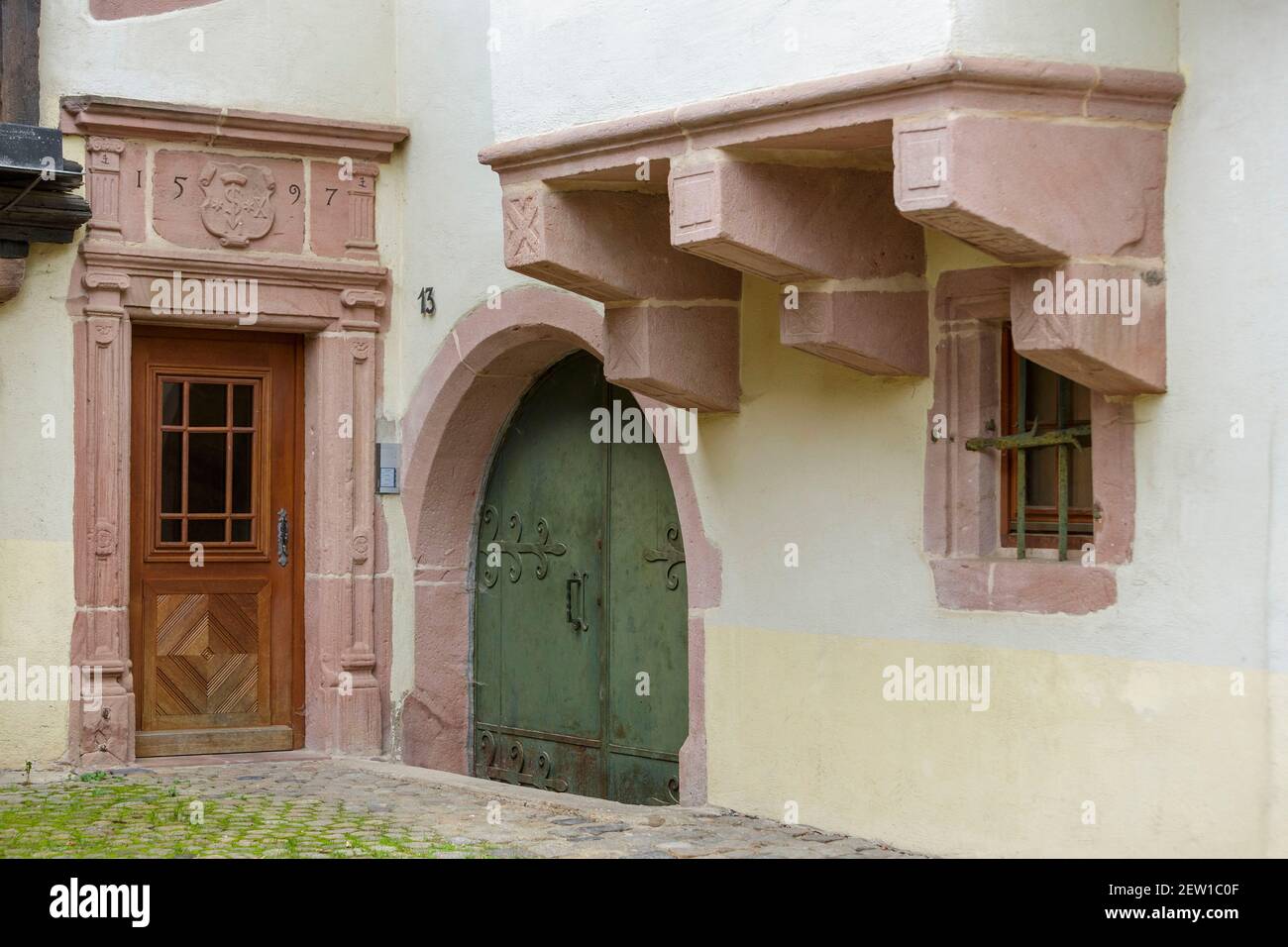 France, Haut Rhin, route des vins d'Alsace (route des vins alsaciens), Riquewhir étiqueté les plus Beaux villages de France (l'un des plus beaux villages de France), façade d'une maison à colombages construite dans l'ancien Cour des Eveques de Strasbourg (cour des évêques de Strasbourg) construit entre le xive et le xvie siècle Banque D'Images