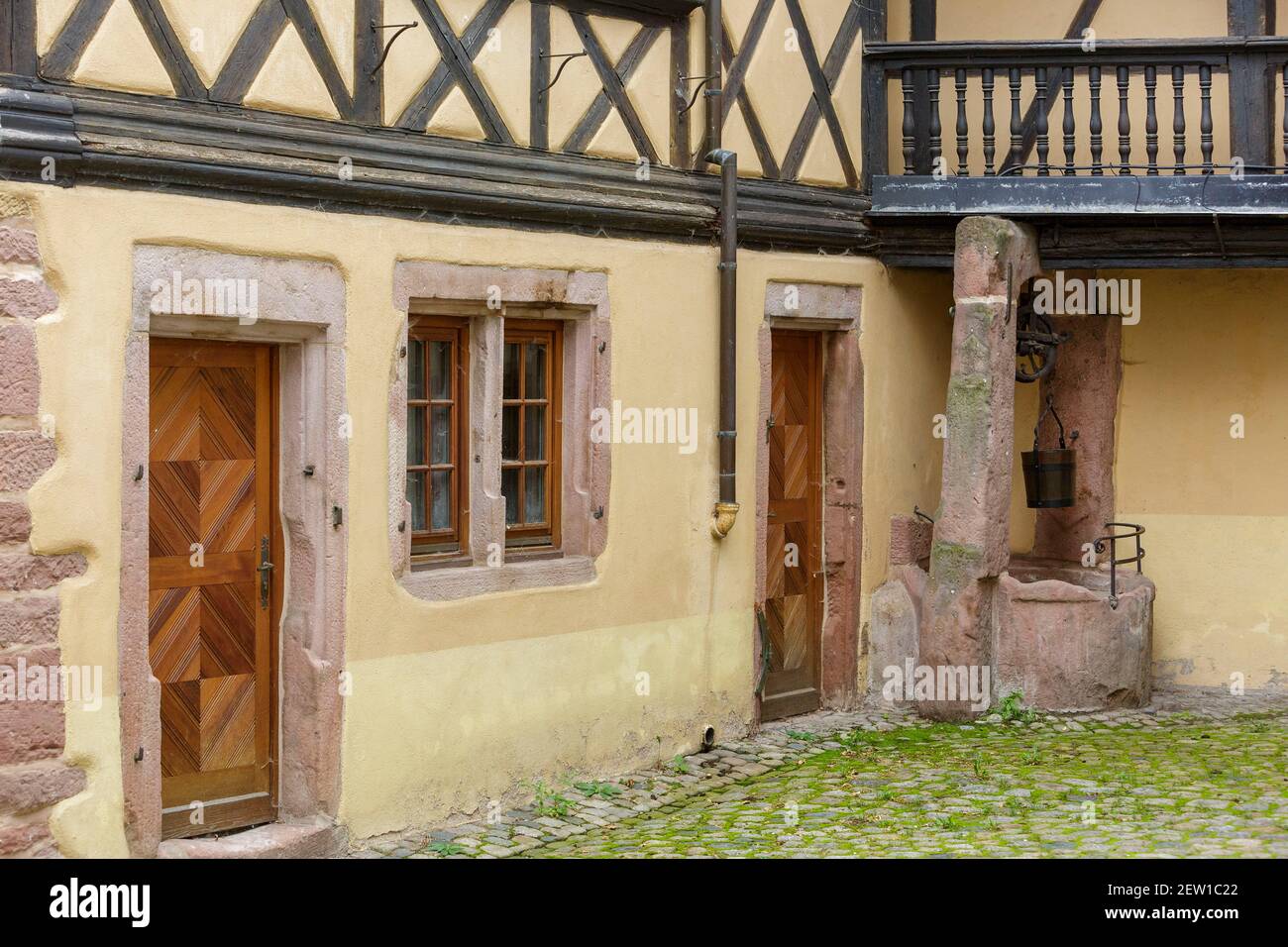 France, Haut Rhin, route des vins d'Alsace (route des vins alsaciens), Riquewhir étiqueté les plus Beaux villages de France (l'un des plus beaux villages de France), façade d'une maison à colombages construite dans l'ancien Cour des Eveques de Strasbourg (cour des évêques de Strasbourg) construit entre le xive et le xvie siècle Banque D'Images