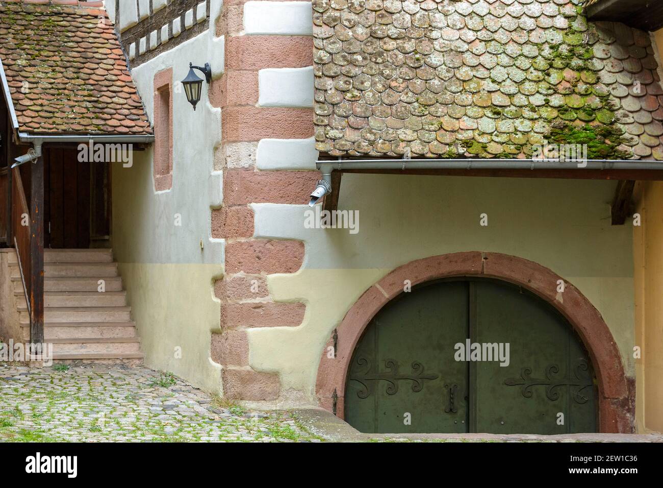 France, Haut Rhin, route des vins d'Alsace (route des vins alsaciens), Riquewhir étiqueté les plus Beaux villages de France (l'un des plus beaux villages de France), façade d'une maison à colombages construite dans l'ancien Cour des Eveques de Strasbourg (cour des évêques de Strasbourg) construit entre le xive et le xvie siècle Banque D'Images