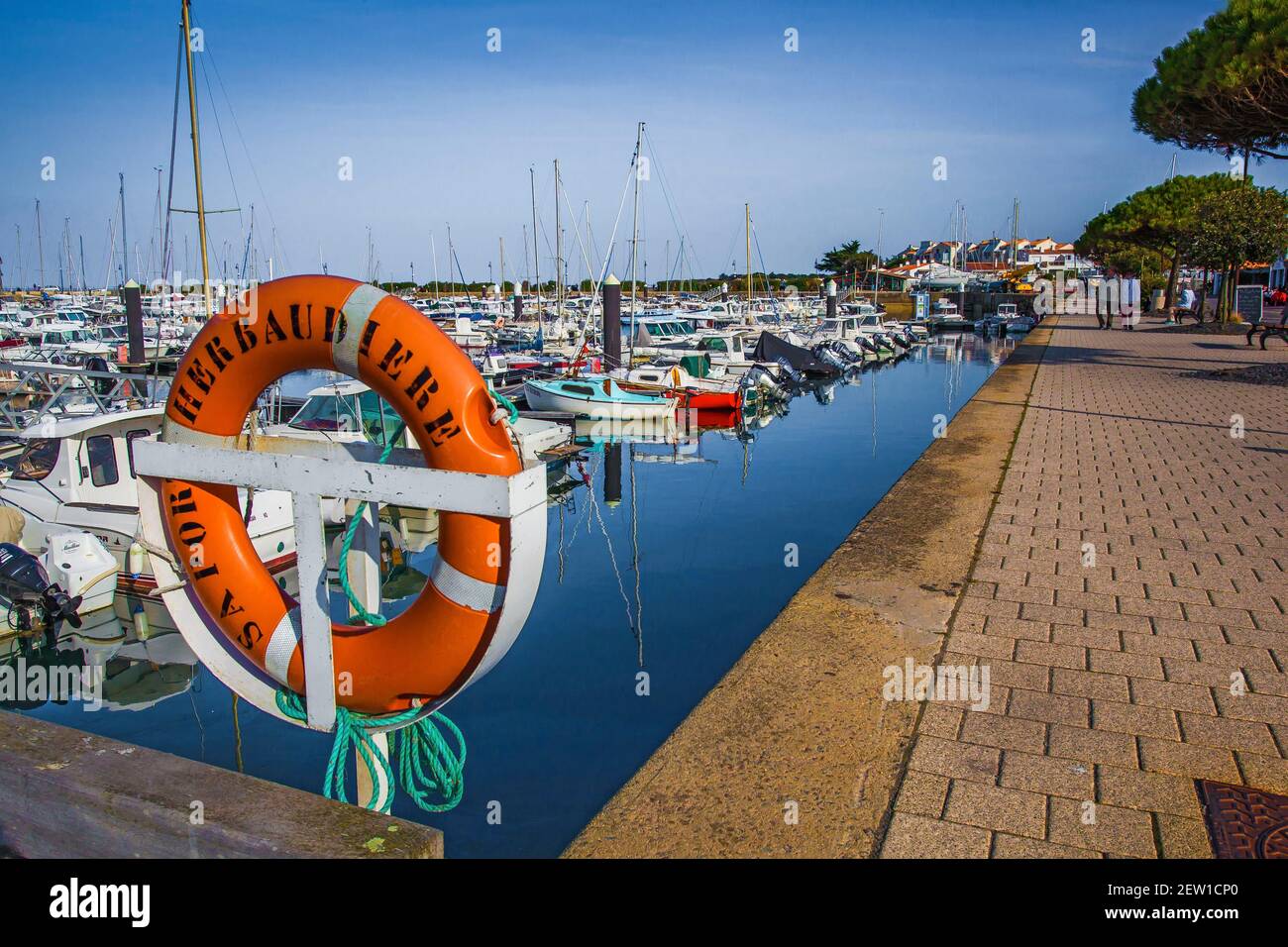 France, Vendée (85), île de Noirmoutier, Noirmoutier-en-l'Ile, bouée de secours sur le quai du port de l'Herbaudière Banque D'Images