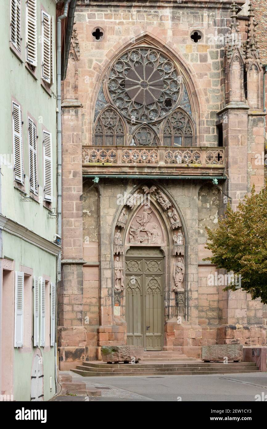 France, Bas Rhin, Selestat, église Saint Georges de style gothique, portail gothique avec tympan du XIVe siècle représentant l'ascension Banque D'Images
