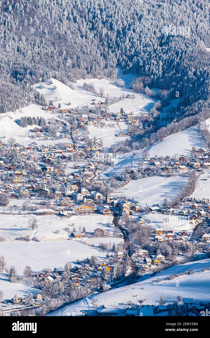 France, Isère, Parc naturel régional de Chartreuse, panorama depuis le fort de Saint-Eynard sur le sentier de randonnée GR 9, vue sur la station de ski le Sappey-en-Chartreuse Banque D'Images