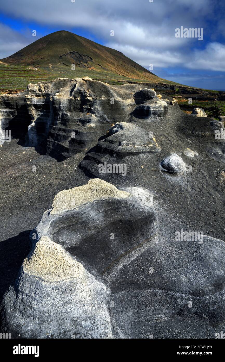 Espagne, îles Canaries, île Lanzarote, El Mojon, ville stratifiée et volcan Guenia Banque D'Images