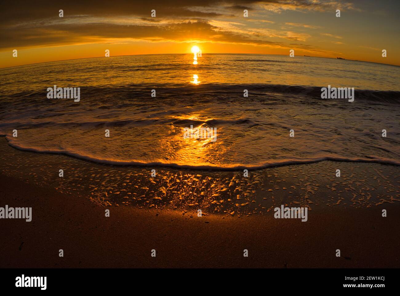 Un lever de soleil agréable et calme depuis la rive du plage Banque D'Images