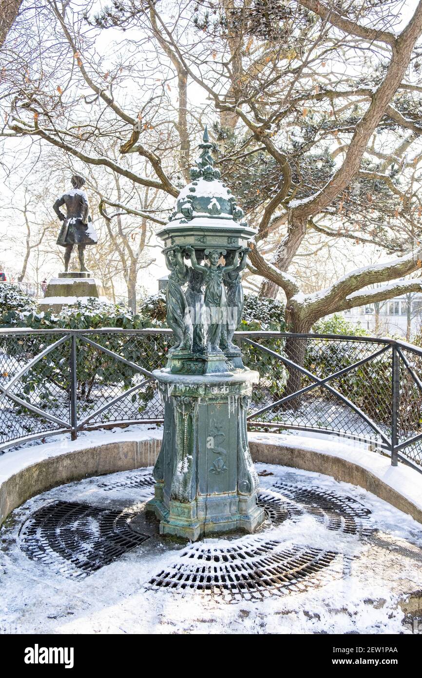 France, Paris, Montmartre, Wallace fontaine et gelé sous la neige Banque D'Images