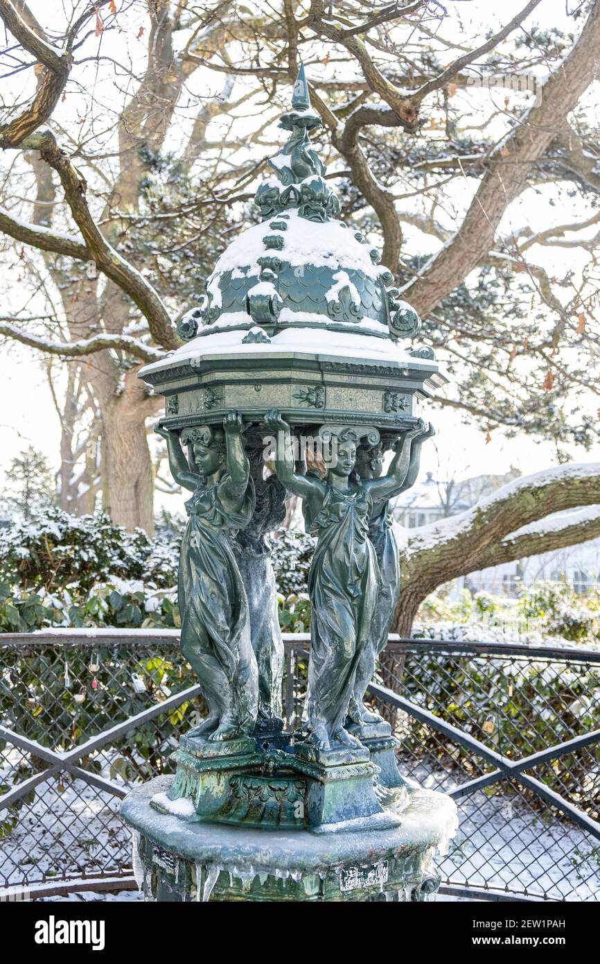 France, Paris, Montmartre, Wallace fontaine et gelé sous la neige Banque D'Images