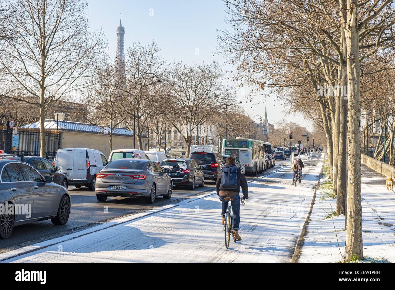 France, Paris, sentier cyclable quai Anatole France sous la neige, cycliste Banque D'Images