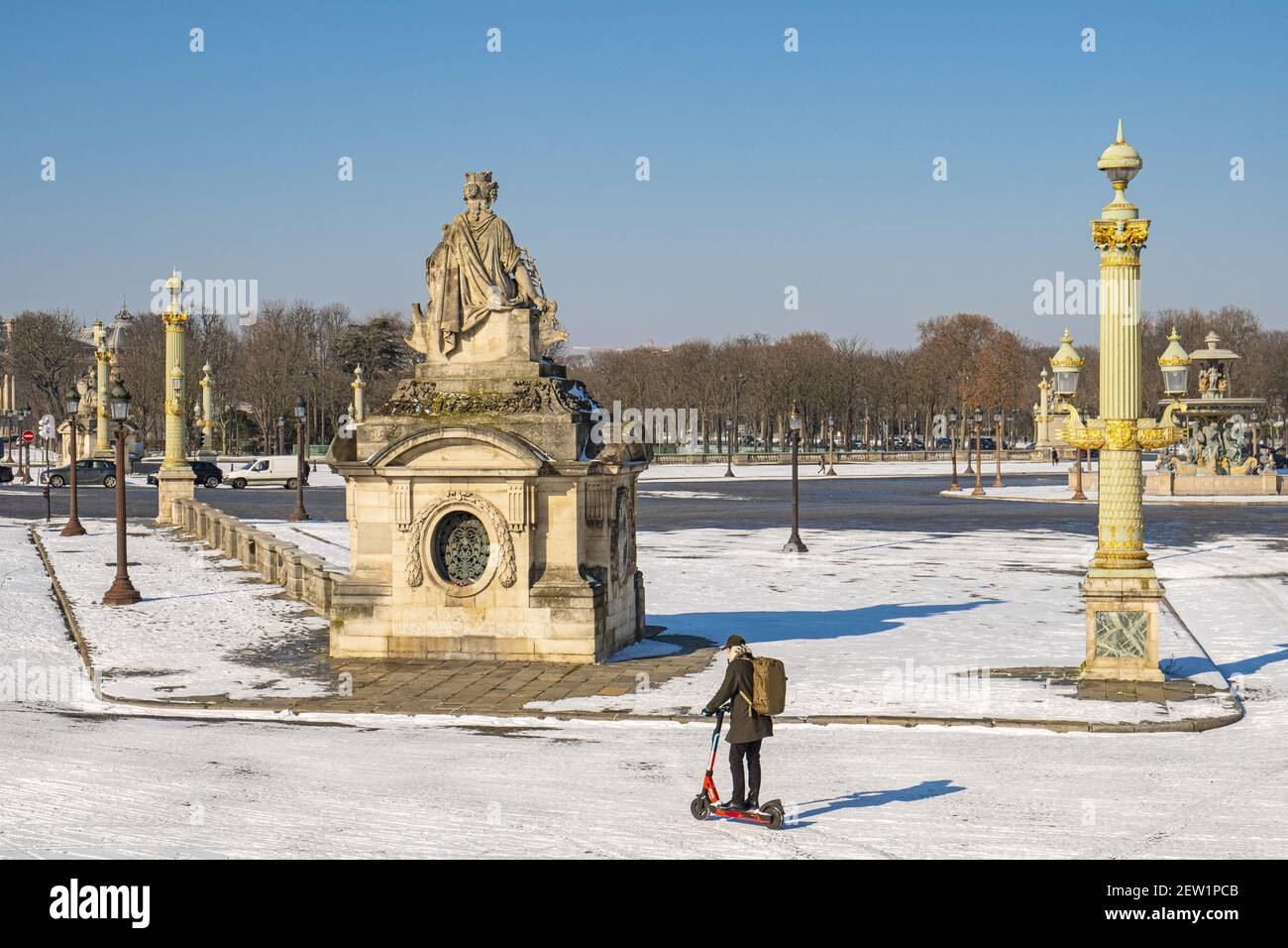 France, Paris, place de la Concorde sous la neige, scooter Banque D'Images