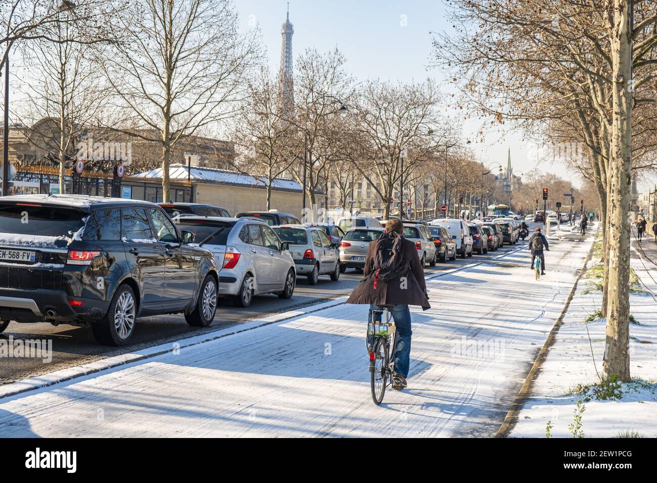 France, Paris, sentier cyclable quai Anatole France sous la neige, cycliste Banque D'Images