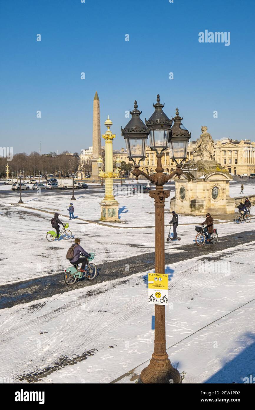 France, Paris, place de la Concorde sous la neige, cycliste Banque D'Images