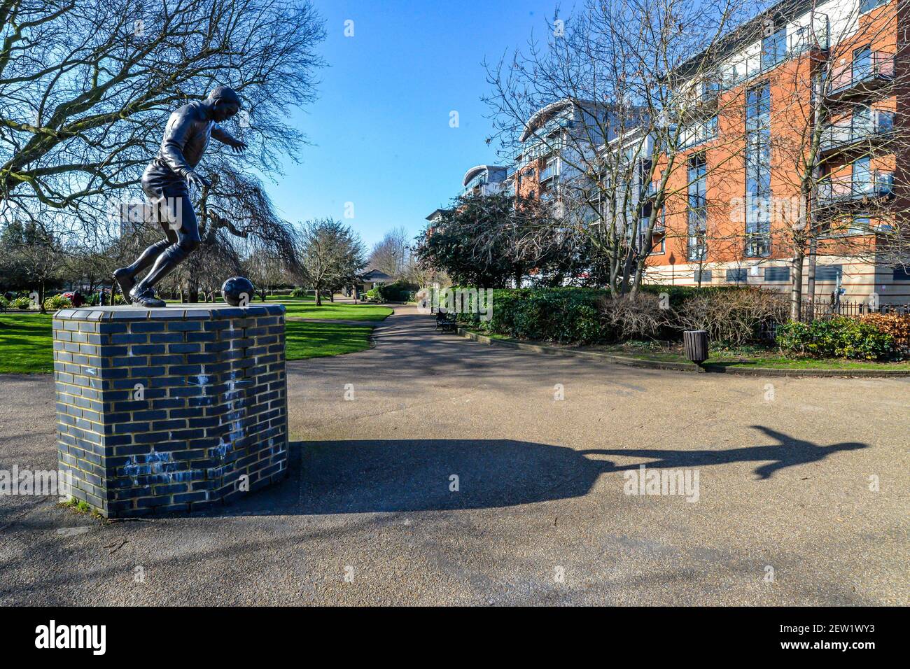 Londres-UK-3-1-21 - UNE statue de Laurie Cunningham dans le Jubilé de Leyton Stationnement Banque D'Images