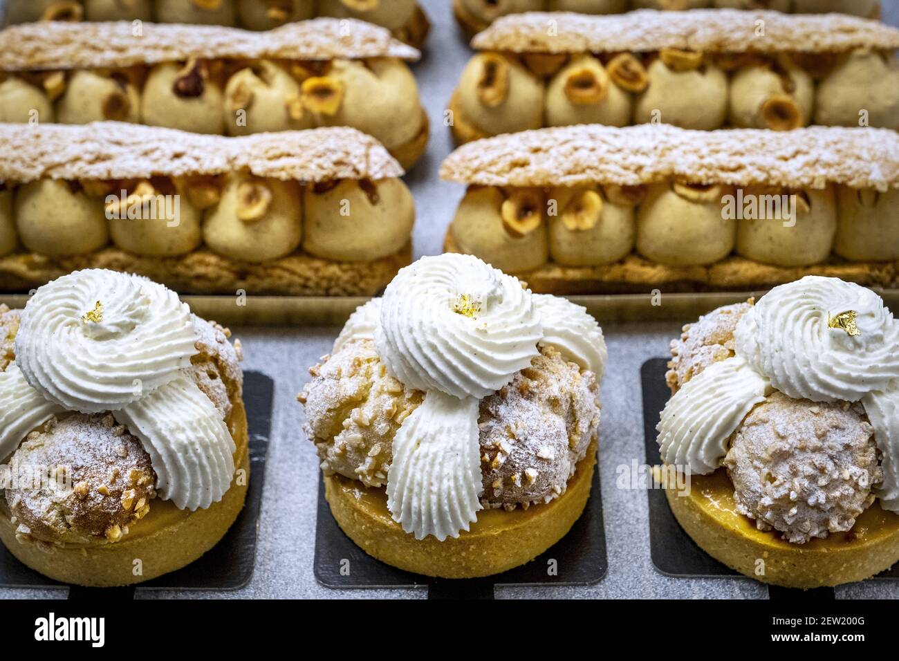 France, hauts de Seine, Asnieres sur Seine, gâteaux à la fenêtre de la boutique Maison marques Banque D'Images