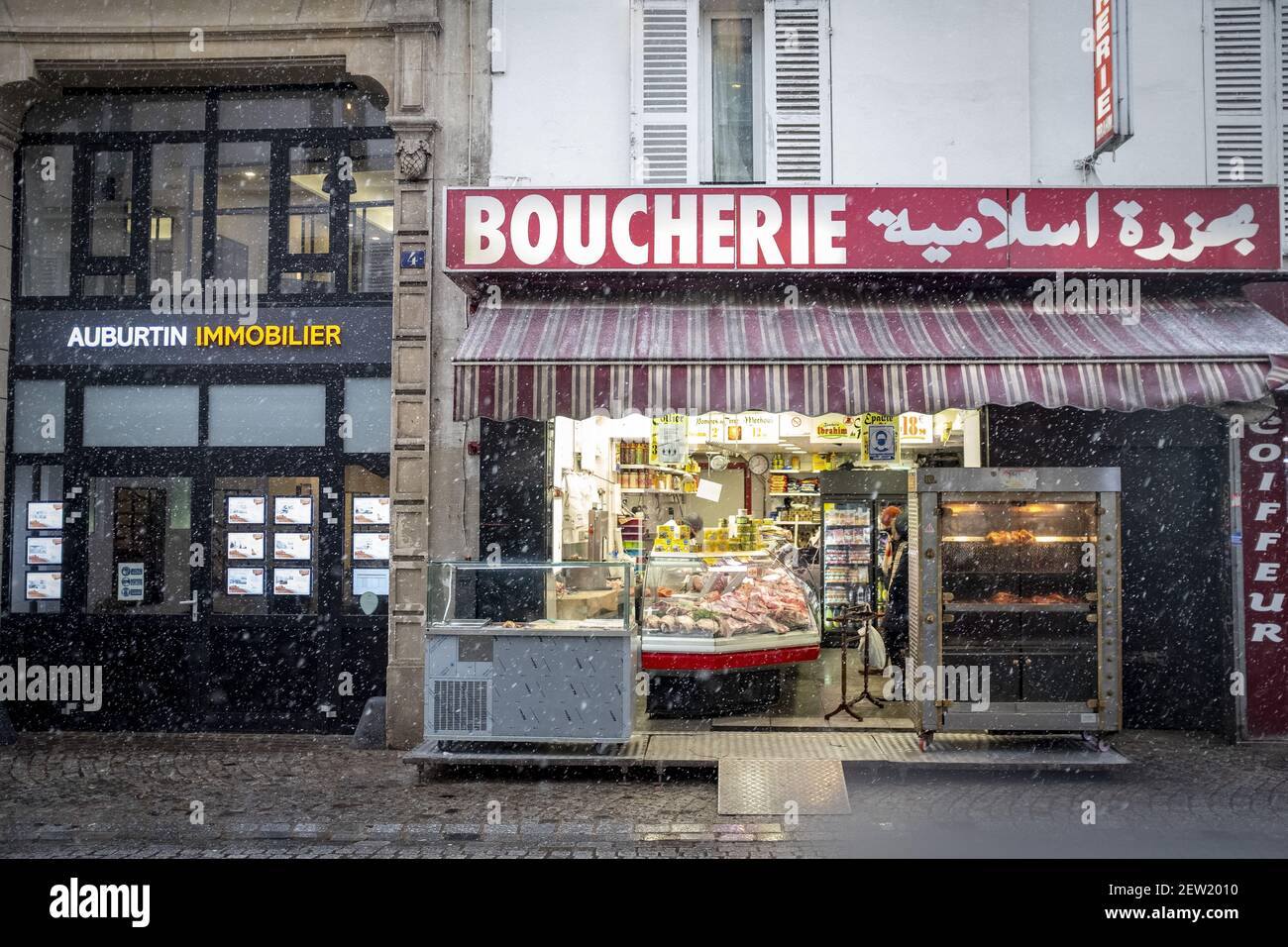 Boucherie Halal La Cote Saint Andre France butcher store Banque de photographies et d'images à haute résolution  - Alamy