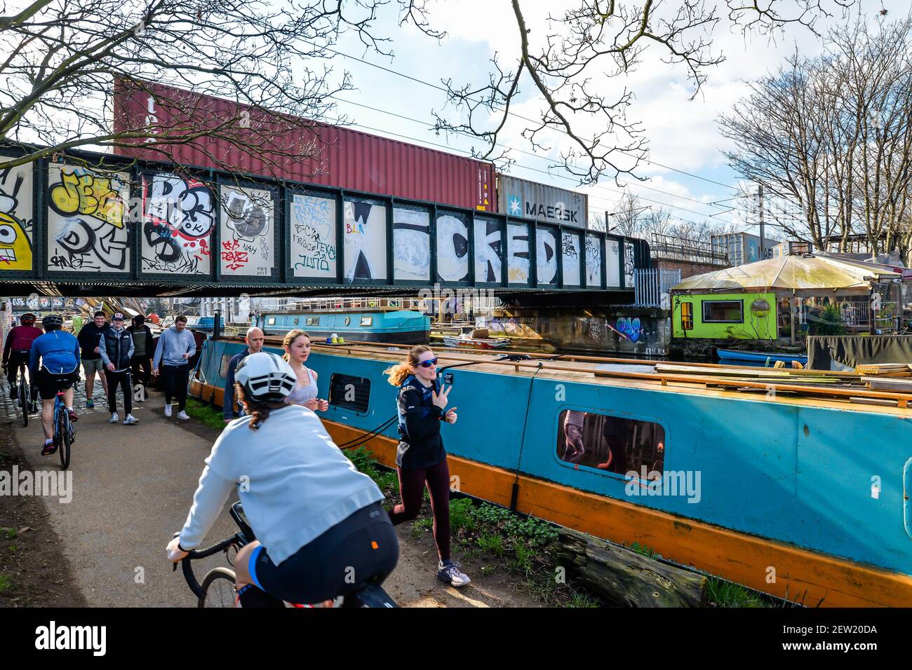 Londres-UK-3-2-21- cyclistes, coureurs, canots et train en un seul coup près du canal à Hackney Wick Banque D'Images