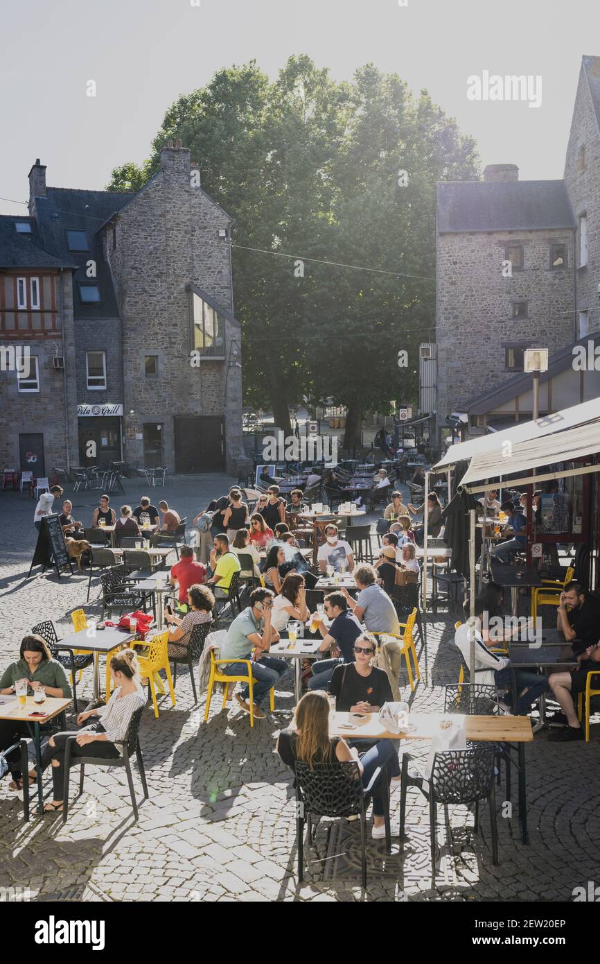 France, Côtes d'Armor, Saint-Brieuc, terrasses de bars sur la place du Chai en été Banque D'Images