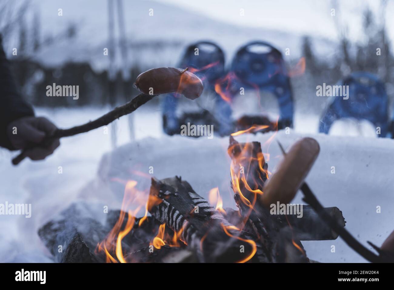 Finlande, Laponie, Kittila, feu pour déjeuner pendant la randonnée en raquettes dans la taïga du parc national de Pallas-Yllästunturi Banque D'Images
