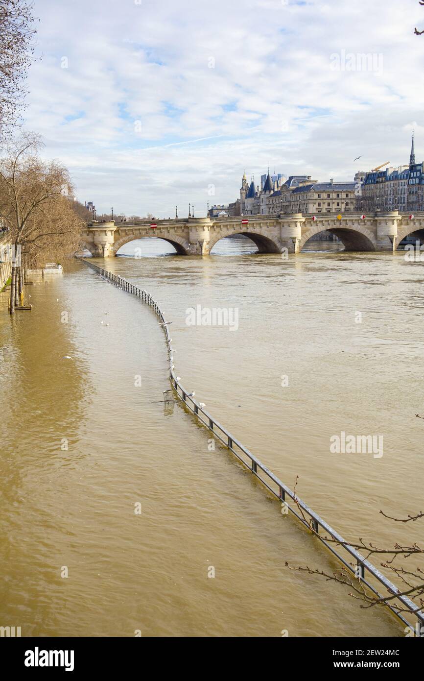 France, Paris, quai du Louvre, l'inondation de la Seine, classée au patrimoine mondial de l'UNESCO Banque D'Images