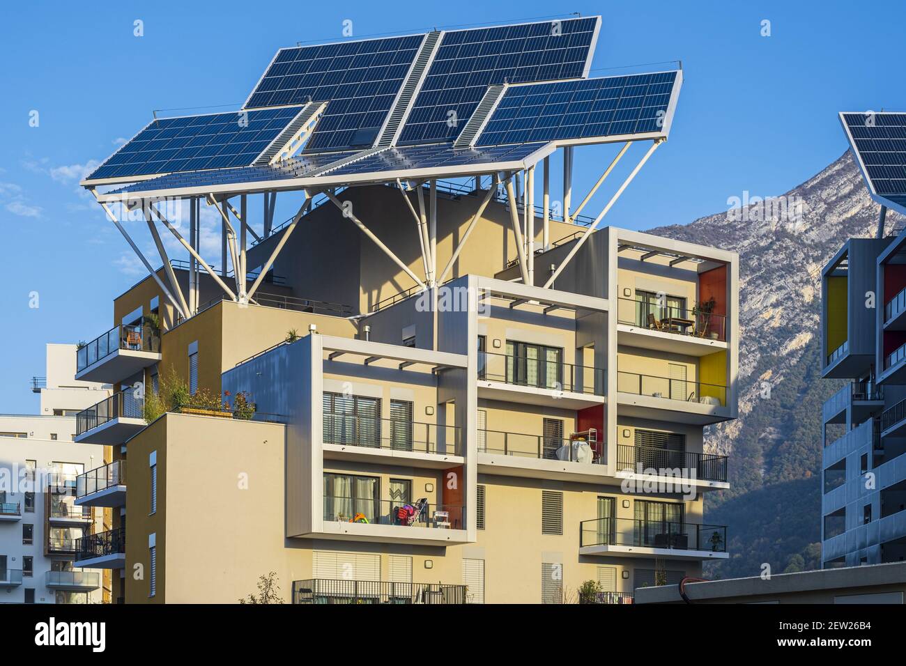 France, Isère, Grenoble, Presqu'ile Eco District, le premier bâtiment ABC de France (Autonomous Building Citizen), autonome dans l'énergie et l'eau, conçu par les architectes Valode et Pistre Banque D'Images