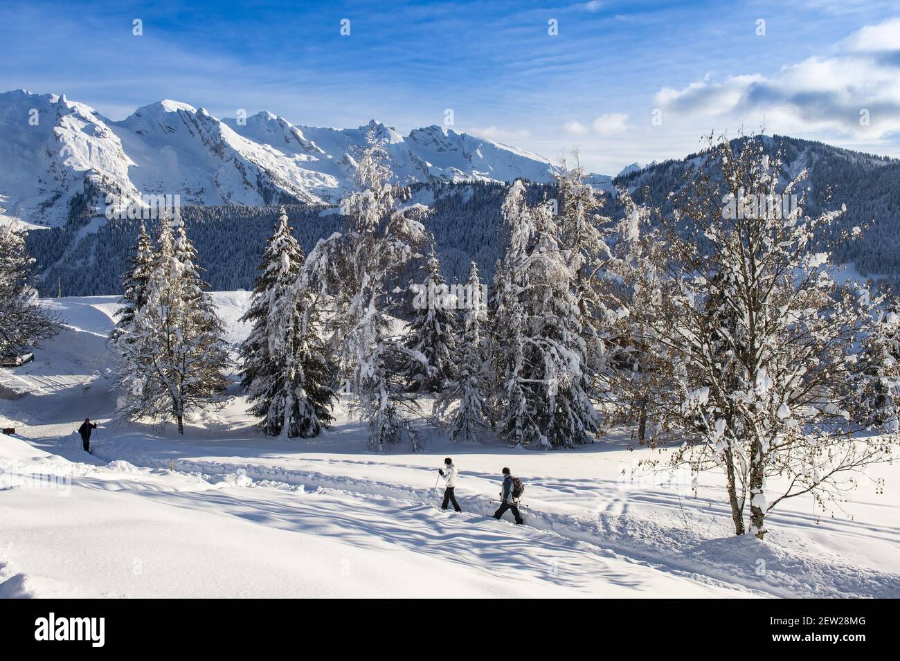 France, haute Savoie, massif des Aravis, le Grand Bornand, 2 randonneurs sur l'itinéraire de randonnée en raquettes sur la carte Joyere Banque D'Images