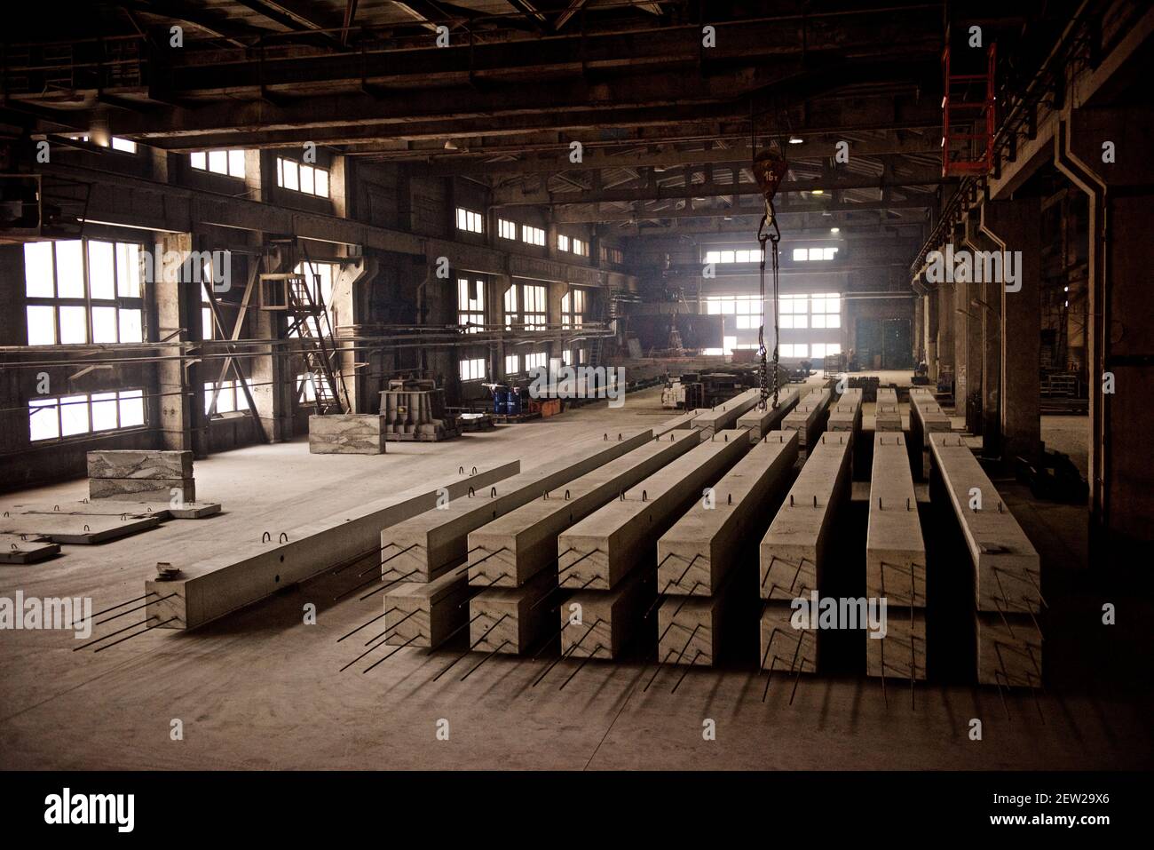 usine de produits en béton armé, procédés de travail, ébauches pour les produits futurs Banque D'Images