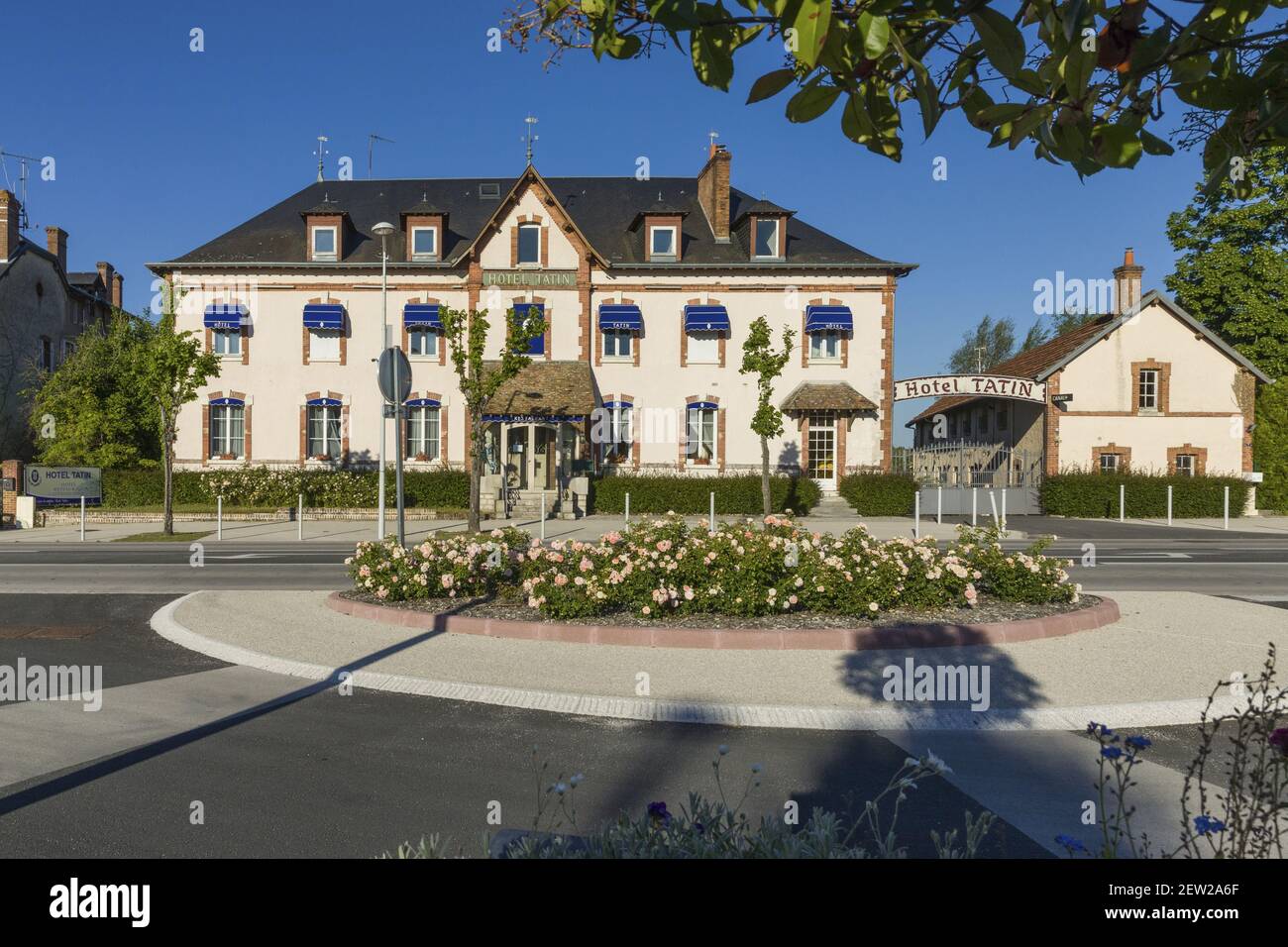 France, Loiret, vallée de la Loire classée au patrimoine mondial de l'UNESCO, Lamotte-Beuvron, façade du restaurant Tatin Sisters Banque D'Images