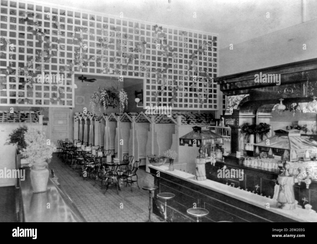 Glacier de L. C. Fish, Merced, Californie, vers 1915 - la photographie montre l'intérieur d'un glacier vide. Banque D'Images