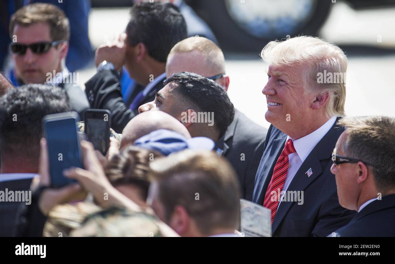 22 août 2017 ; Yuma, AZ, États-Unis ; Le président Donald Trump salue Marines à la Marine corps Air Station de Yuma. Crédit obligatoire : Tom Tingle/la République d'Arizona via le RÉSEAU USA TODAY Banque D'Images