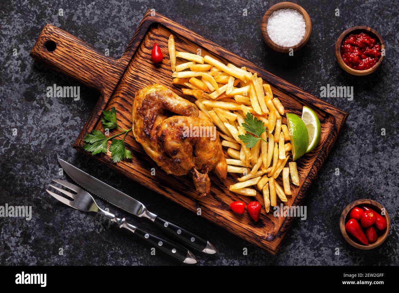 Poulet mi-rôti Piri Piri avec frites, vue de dessus Banque D'Images