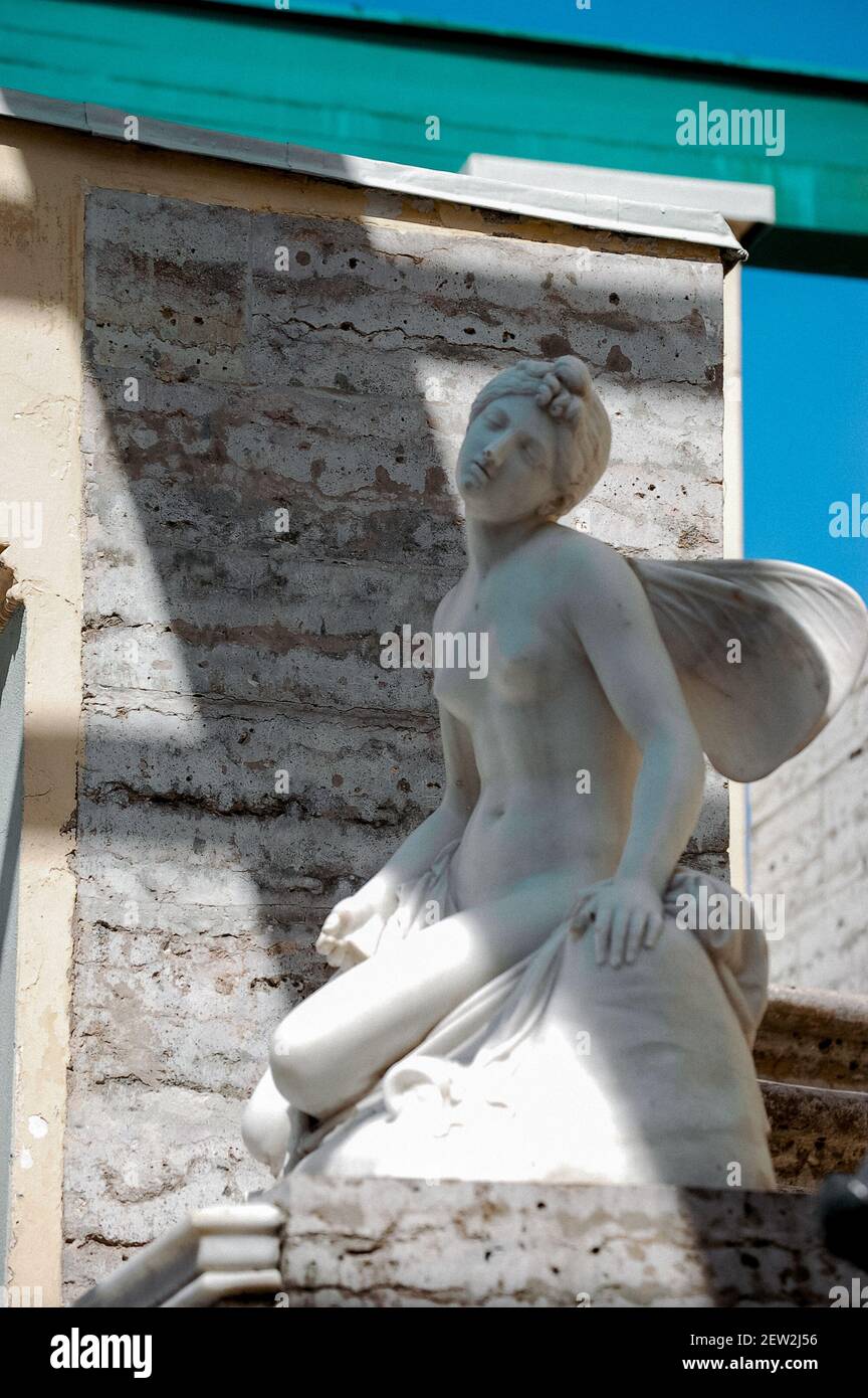 SAINT-PÉTERSBOURG, RUSSIE - 01 juin 2019 : ancienne statue blanche de la déesse grecque en plein air à Saint-Pétersbourg, Russie Banque D'Images