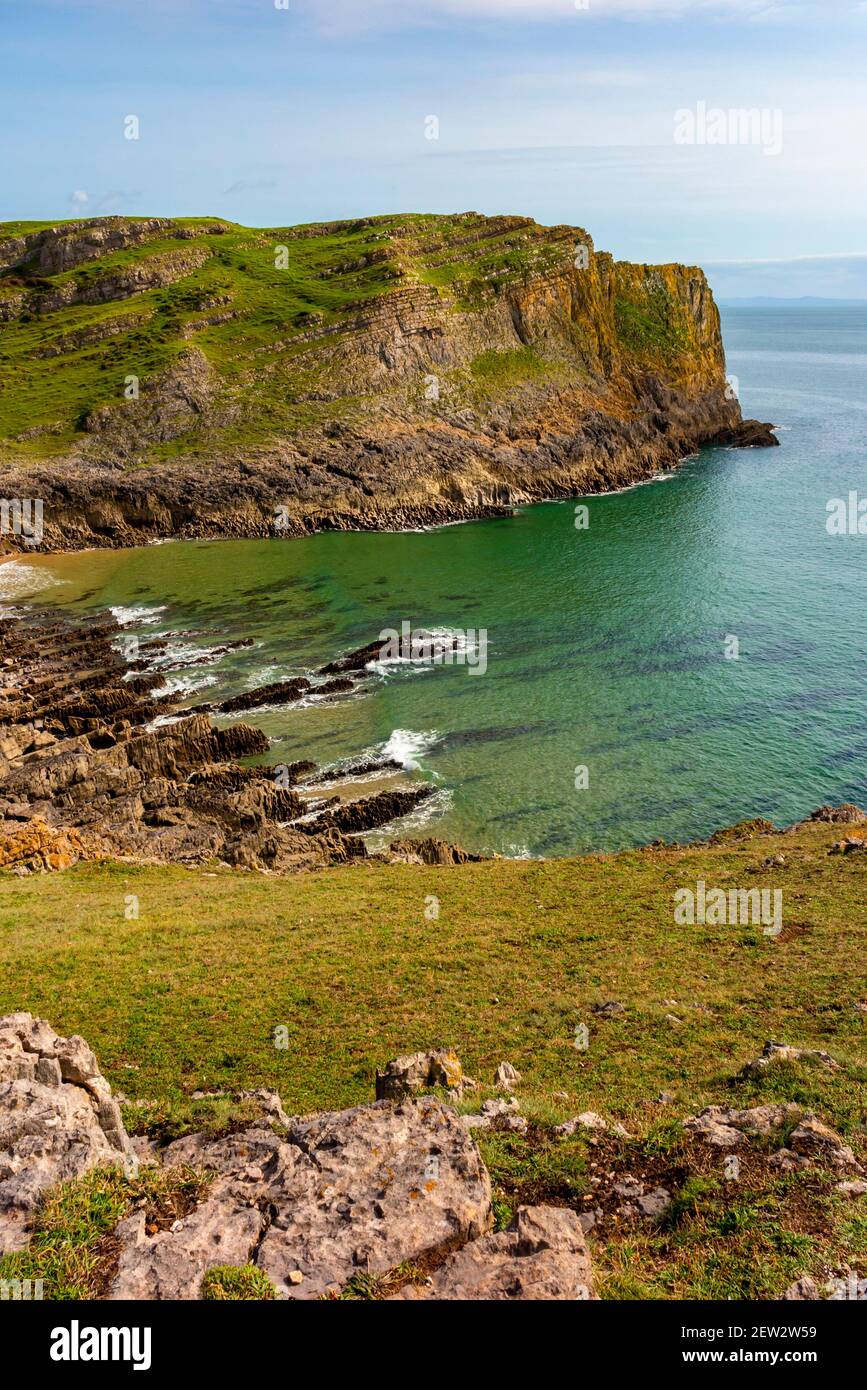 Falaises rocheuses à Mewslade Bay près de Worms Head sur le Côté ouest de la péninsule de Gower, près de Swansea, au sud du pays de Galles ROYAUME-UNI Banque D'Images