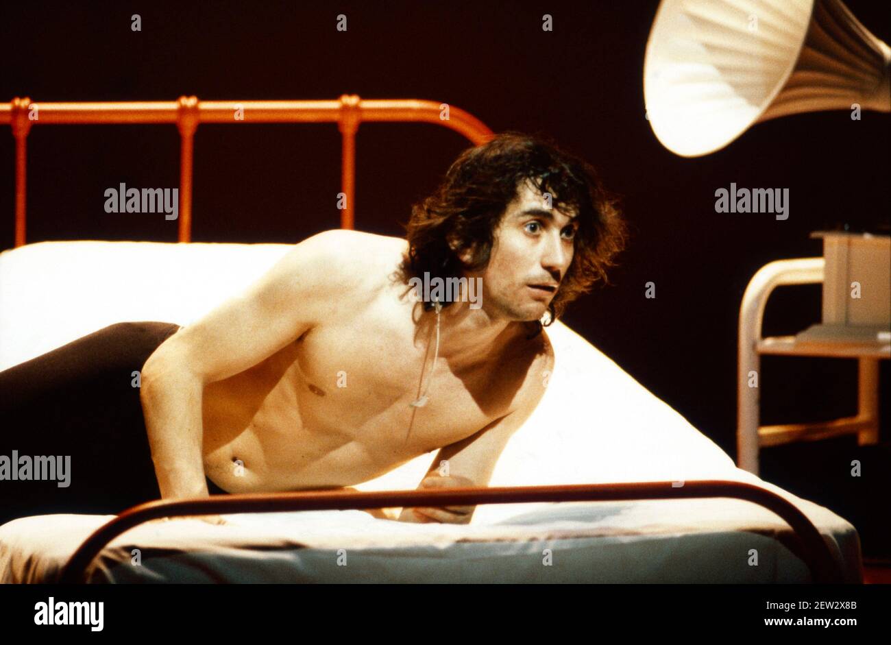 Phil Daniels (Alex) dans UNE HORLOGE ORANGE 2004 au Barbican Theatre, Londres EC2 06/02/1990 une production de la Royal Shakespeare Company écrite par Anthony Burgess en collaboration avec Ron Daniels Music by the Edge & Bono design: Richard Hudson Lighting: David Hersey chorégraphie: Arlene Phillips Fights: Malcolm Ranson réalisateur: Ron Daniels Banque D'Images