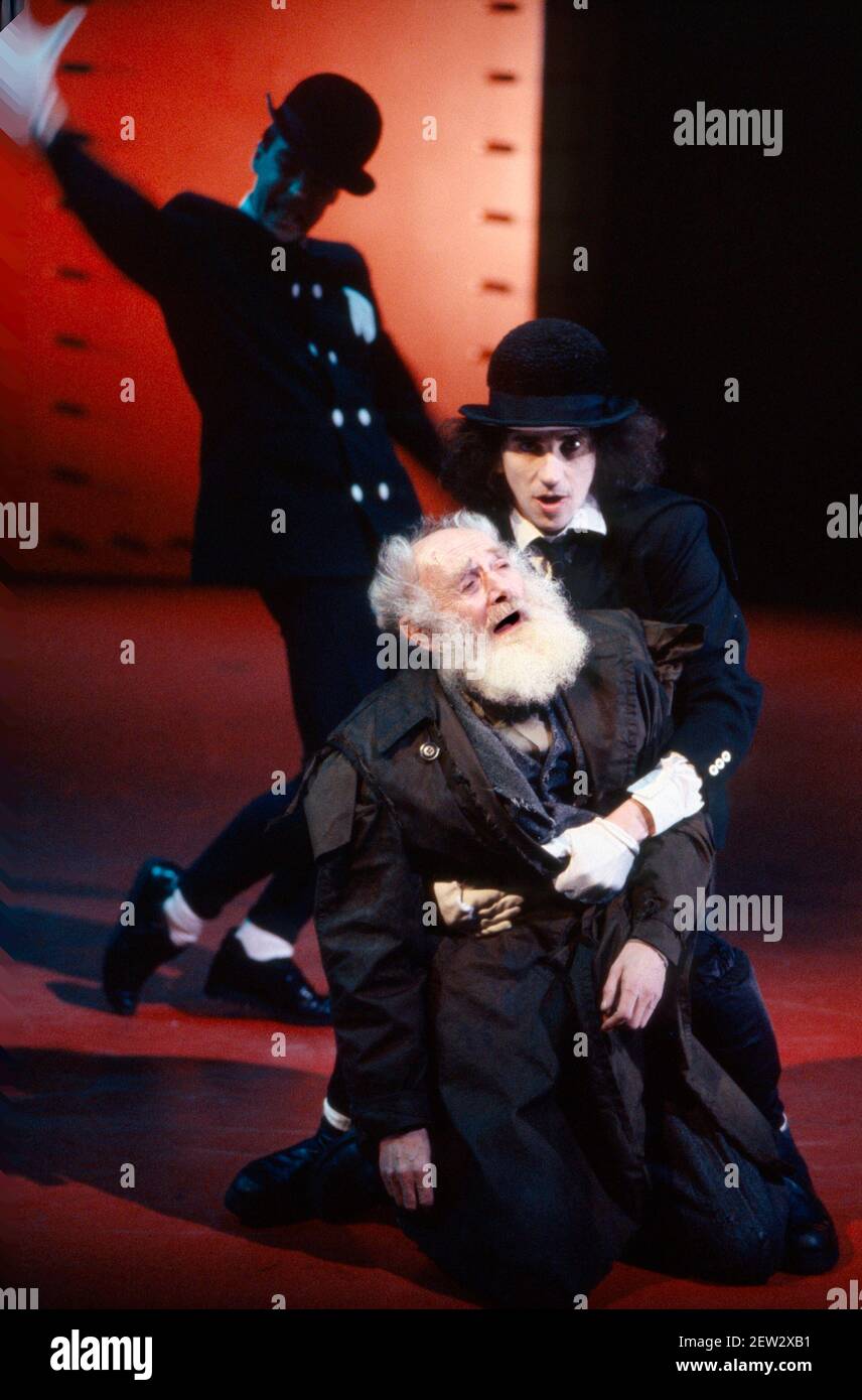 Arrière : John Hannah (George) avant : Jimmy Gardner (UN vieil homme ivre), Phil Daniels (Alex) dans UNE HORLOGE ORANGE 2004 au Barbican Theatre, Londres EC2 06/02/1990 une production de Royal Shakespeare Company écrite par Anthony Burgess en collaboration avec Ron Daniels musique de The Edge & Bono design : Richard Hudson Lighting : David Hersey chorégraphie: Arlene Phillips combat: Malcolm Ranson réalisateur: Ron Daniels Banque D'Images